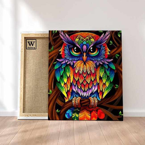 Première image de la peinture par numéro, Hibou Aztèque , dans un cadre en bois sur du parquet.