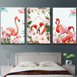 Première image de la peinture par numéro, Flamants Rose , dans un cadre en bois sur du parquet.